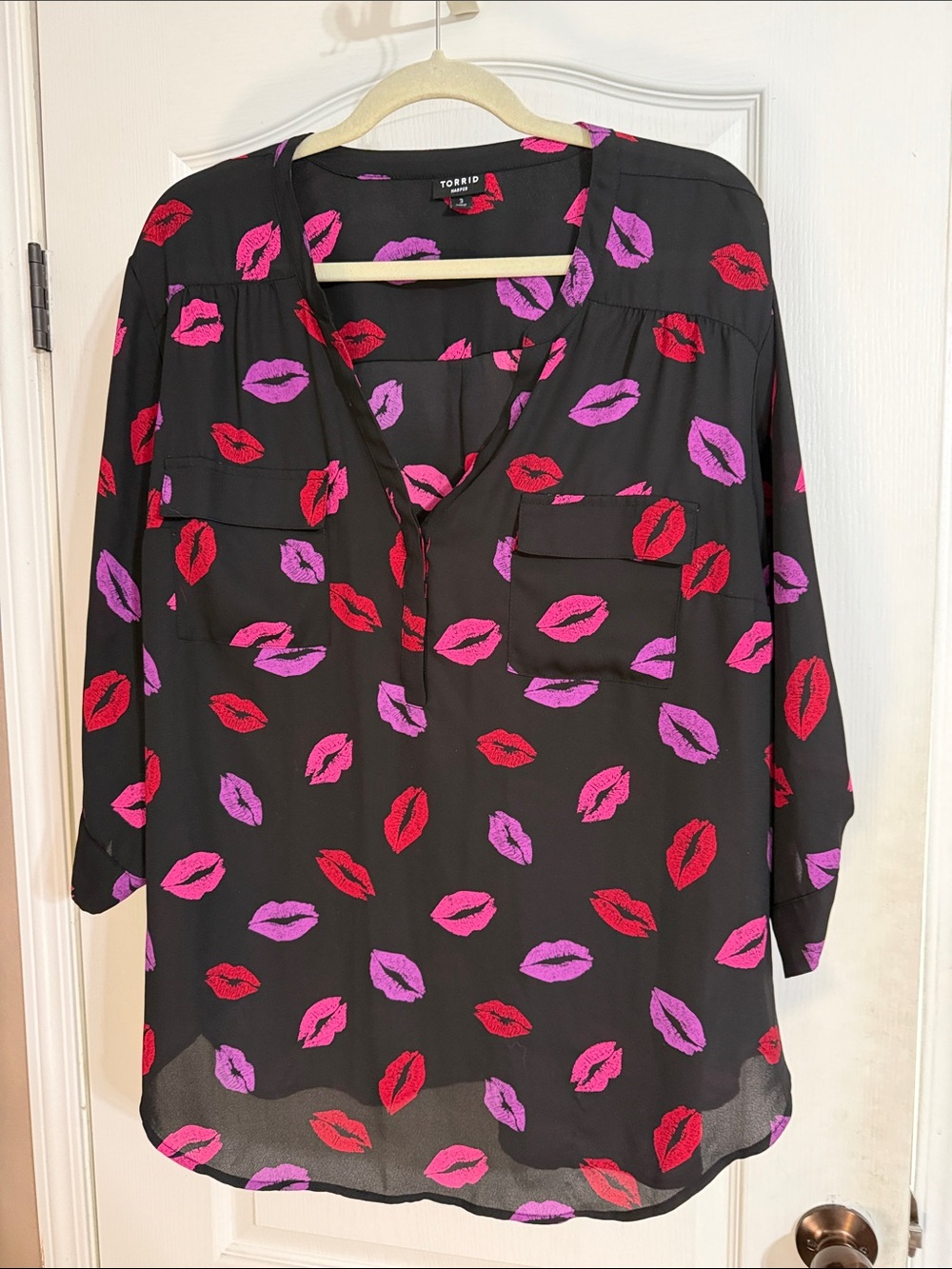 torrid Black V-Neck Blouse with Pink & Red Kiss Print Harper